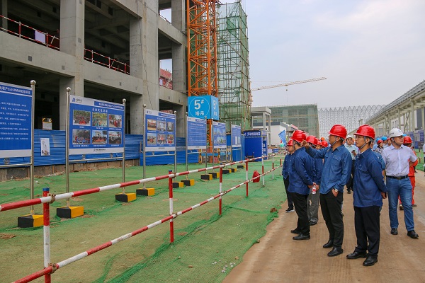 3  祝总仔细听取项目现场华体会体育宣传介绍.jpg