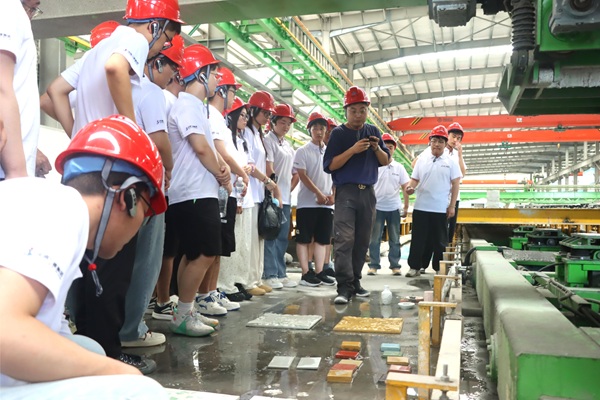 参观建筑产业园区.JPG